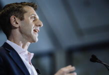 Muni market booms, e-trading crawls Muni market booms, e-trading crawls