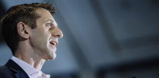 Muni market booms, e-trading crawls